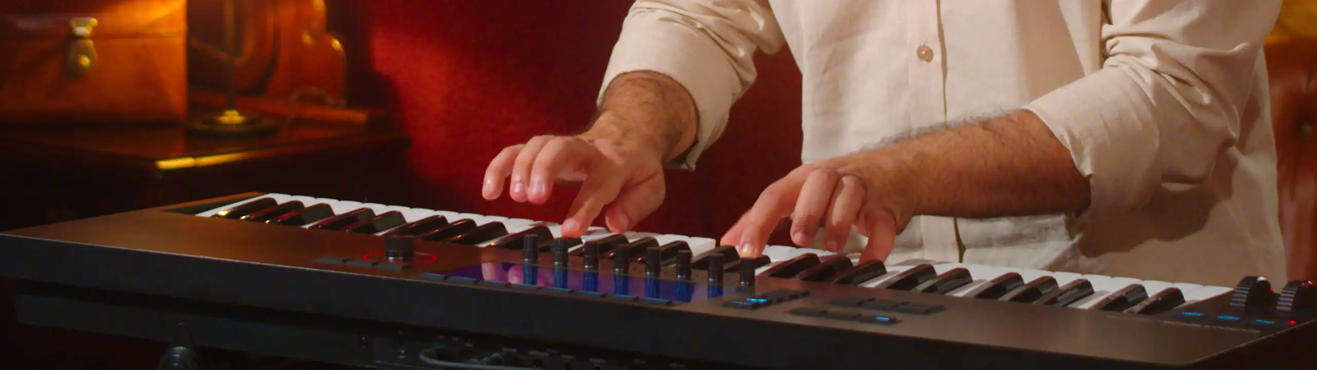 Lounge Lizard Theme Song—Thiago Plays with the Brand New Lounge Lizard EP-5 Electric Piano